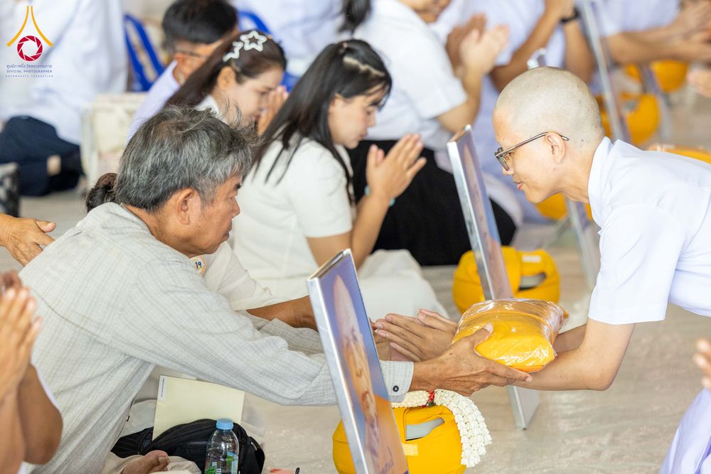 ภาพ No.321327:วันเสาร์ที่ 11 เมษายน พ.ศ.2569 พิธีขอขมาและมอบผ้าไตร โครงการอุปสมบทหมู่ บูชาธรรมหลวงพ่อธัมมชโย พ.ศ.2569 โครงการอุปสมบทหมู่ธรรมทายาท ระดับอุดมศึกษา รุ่น 53 (ภาคฤดูร้อน) ณ วัดพระธรรมกาย ปทุมธานี