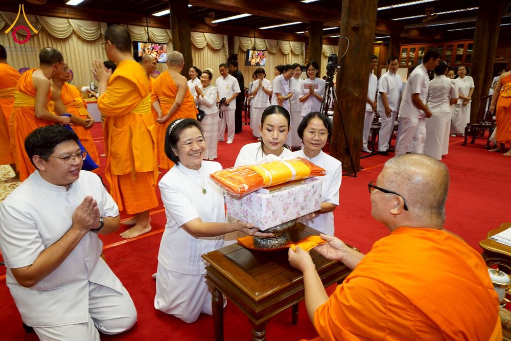 ภาพ No.270802:วันที่ 18 พฤศจิกายน พ.ศ. 2568 วัดพระธรรมกาย เป็นเจ้าภาพบำเพ็ญกุศล  คุณยายอาจารย์ ดร.ตรีธา เนียมขำ  อดีตนายกสมาคมศิษย์หลวงพ่อวัดปากน้ำ ณ ศาลาสตมานุสรณ์ (ศาลาเรือนไทย) วัดปากน้ำ  พระอารามหลวง เขตภาษีเจริญ กรุงเทพมหานคร