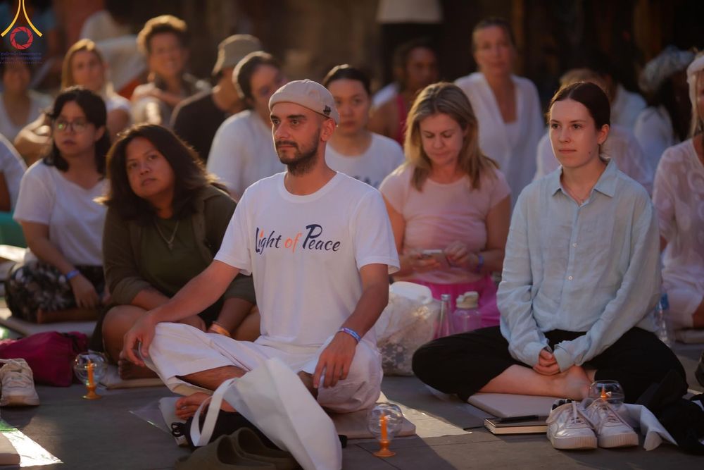 ภาพ No.156395:วัดพุทธบาหลีและวัดพระธรรมกาย จัดปฏิบัติธรรมนานาชาติ 1,151 คนจาก 78 ประเทศ ใน "วันสันติภาพสากล" ณ บาหลี อินโดนีเซีย วันเสาร์ที่ 21 กันยายน พ.ศ. 2567 เวลา 16.00-21.00 น. ณ พิพิธภัณฑ์ ARMA เมืองอูบุด จังหวัดบาหลี ประเทศอินโดนีเซีย