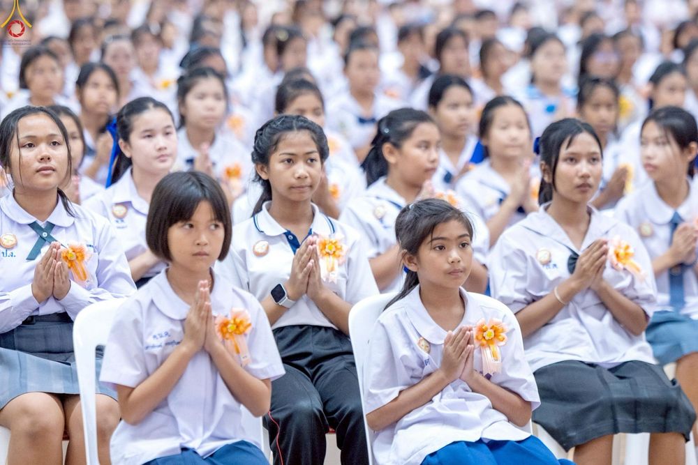 ภาพ No.245930:วันเสาร์ที่ 13 กันยายน พ.ศ. 2568 พิธีมอบผ้าไตรประธานกฐินสัมฤทธิ์เด็กดี V-Star ณ สภาธรรมกายสากล วัดพระธรรมกาย