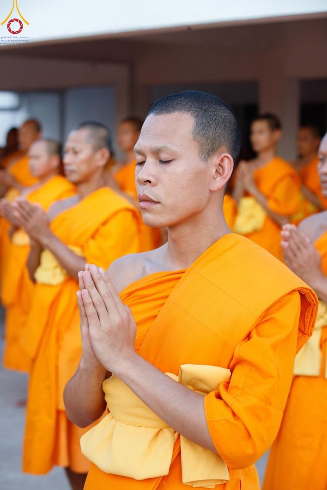 ภาพ No.201314:พระธรรมยาตราปฏิบัติธรรม และถ่ายภาพหมู่ประวัติศาสตร์ ณ อาคารธรรมยาตรา กตัญญูบูชามหาปูชนียาจารย์  ตรงข้ามวัดปากน้ำภาษีเจริญ จ.กรุงเทพมหานคร ในโครงการธรรมยาตรา กตัญญูบูชา มหาปูชนียาจารย์ พระมงคลเทพมุนี(สด จนฺทสโร) พระผู้ปราบมาร อนุสรณ์สถาน 7 แห่ง ปีที่ 13