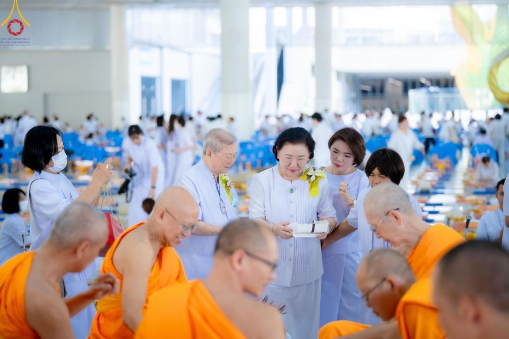 ภาพ No.147762:พิธีถวายภัตตาหารเมนูสวรรค์ ในพรรษาแห่งการเข้าถึงธรรม วันเสาร์ที่ 10 สิงหาคม พ.ศ. 2567 ณ หอฉันคุณยายอาจารย์ฯ วัดพระธรรมกาย