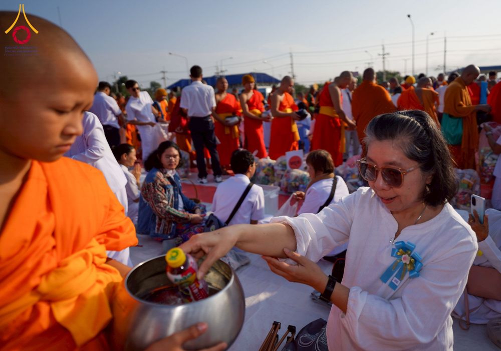 ภาพ No.276928:วันเสาร์ที่ 6 ธันวาคม พ.ศ. 2568 พิธีตักบาตรพระ 1,000 รูป อุทิศถวายพระราชกุศลสมเด็จพระนางเจ้าสิริกิติ์ พระบรมราชินีนาถ พระบรมราชชนนี พันปีหลวง และ ทำบุญเมืองลำปาง ครบรอบ 1,345 ปี ณ ลานพระบรมราชานุสาวรีย์สมเด็จพระนเรศวรมหาราชนครลำปาง อ.เกาะคา จ.ลำปาง
