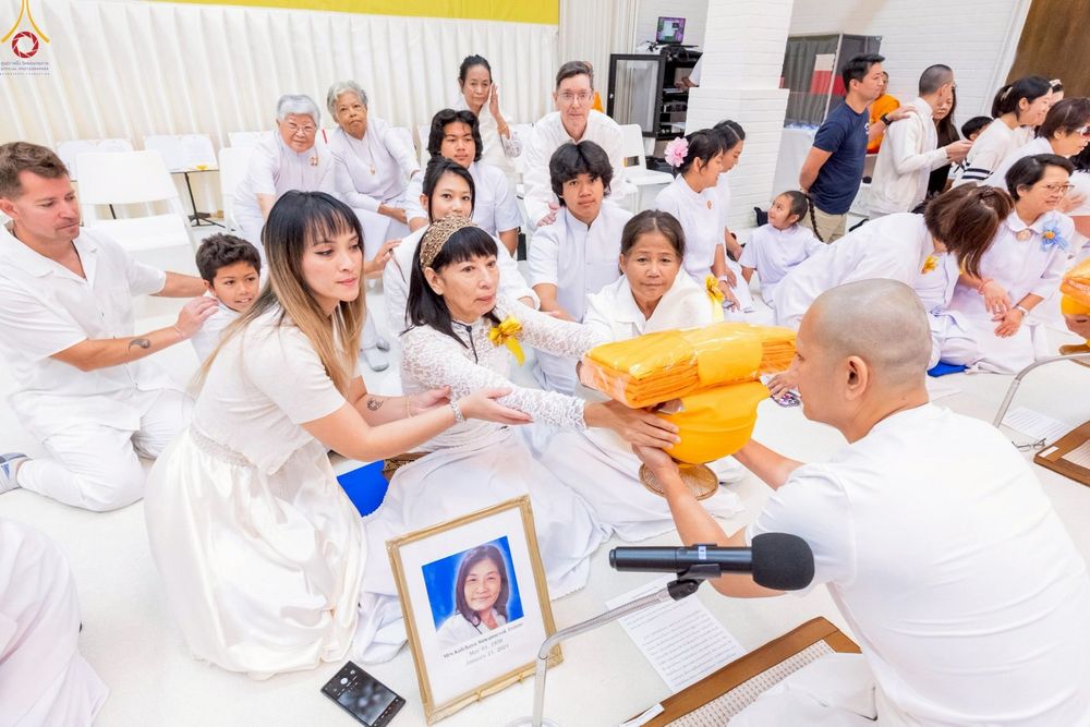 ภาพ No.252250:วันที่ 4-5 ตุลาคม พ.ศ. 2568  วัดพระธรรมกายแคลิฟอร์เนีย ประเทศสหรัฐอเมริกา ได้จัดพิธีตัดปอยผม โดยคณะสงฆ์ ญาติ ๆ และสาธุชน ให้กับนาคธรรมทายาท 8 ท่าน และได้จัดพิธีบรรพชา-อุปสมบท ฉลองพิธีทอดกฐินบรมจักรพรรดิ สร้างอุโบสถ 82 ปี บูชาธรรมหลวงพ่อธัมมชโย