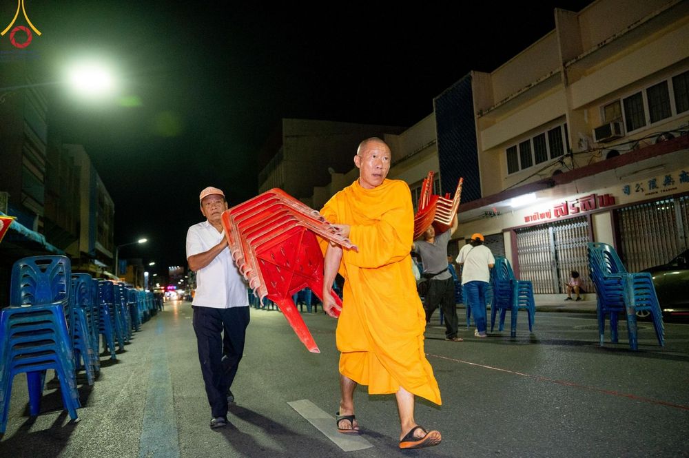 ภาพ No.151644:V.55 ทีมใหญ่ที่หาดใหญ่ เจ้าหน้าที่ทุกสถานะ หลายสัญชาติ ร่วมกันจัดงานตักบาตรที่หาดใหญ่ วันที่ 10-11 สิงหาคม พ.ศ. 2567