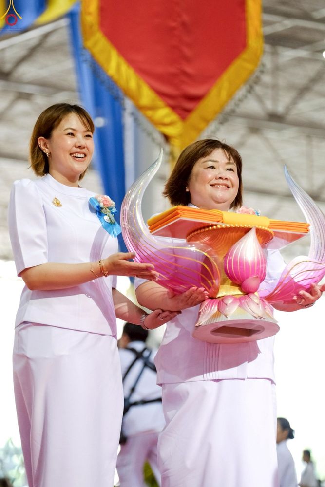 ภาพ No.251572:วันที่ 10 ตุลาคม พ.ศ. 2568 พิธีทอดผ้าป่าสมทบกฐินวัดพระธรรมกาย และสมทบกฐิน 30,000 กว่าวัดทั่วประเทศ ครั้งที่ 3 ณ สภาธรรมกายสากล วัดพระธรรมกาย