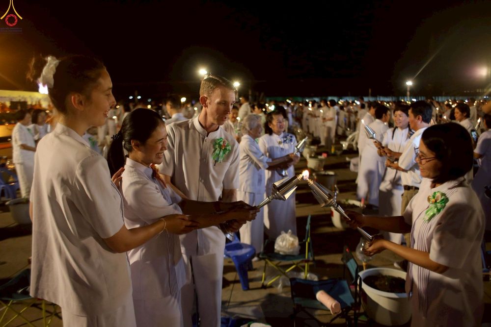 ภาพ No.253647:วันที่ 10 ตุลาคม พ.ศ. 2568 พิธีจุดประทีปบูชาพระผู้ปราบมาร, พิธีจุดประทีปบนพระมหาธรรมกายเจดีย์  20,000 ดวง เนื่องในวันคล้ายวันเกิดครบรอบ 141 ปี พระมงคลเทพมุนี (สด จนฺทสโร)