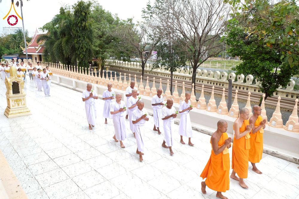 ภาพ No.277942:พิธีตัดปอยผมและปลงผมนาคธรรมทายาท พิธีขอขมาผู้ปกครอง ณ ศูนย์อบรมเยาวชนนครปฐม จ.นครปฐม และพิธีมอบบาตร ผ้าไตร นาคธรรมทายาท พิธีบรรพชา อุปสมบทหมู่ ณ วัดลาดหญ้าไทร จ.นครปฐม