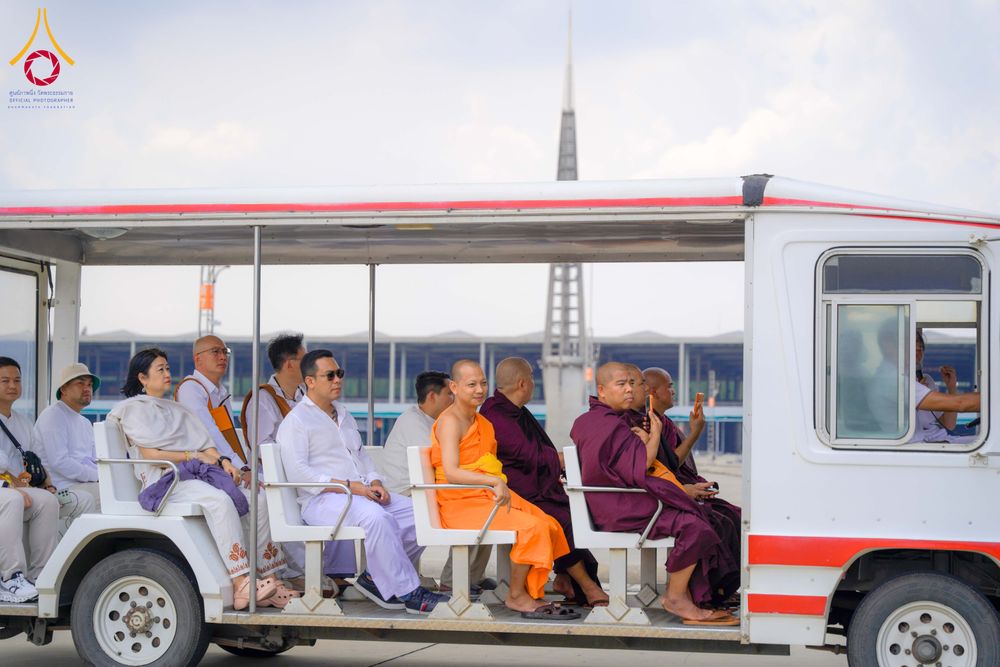 ภาพ No.327693:วันที่ 1-6 พฤษภาคม พ.ศ.2569 ต้อนรับชาวต่างชาติ พระภิกษุ คณะชาวเมียนมาร์  อุบาสิกาชาวอินเดีย เยี่ยมชมวัดพระธรรมกายและสักการะพระมหาธรรมกายเจดีย์