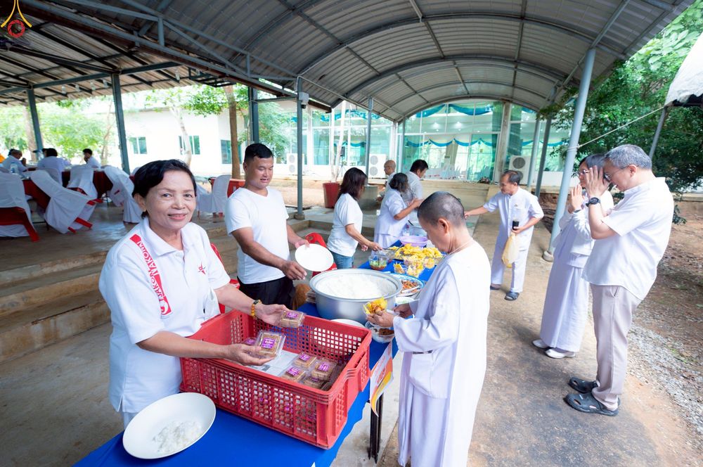 ภาพ No.260214:วันอาทิตย์ที่ 19 ตุลาคม พ.ศ. 2568 พิธีทอดกฐินสามัคคี  ณ ศูนย์ปฏิบัติธรรมและศูนย์อบรมเยาวชนเพชรบุรี  ต.ท่าแลง อ.ท่ายาง จ.เพชรบุรี