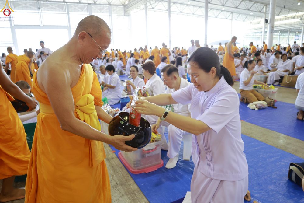 ภาพ No.318184:วันอาทิตย์ต้นเดือนที่ 5 เมษายน พ.ศ.2569 พิธีตักบาตร ณ บ้านแก้วเรือนทองคุณยายอาจารย์ฯ วัดพระธรรมกาย