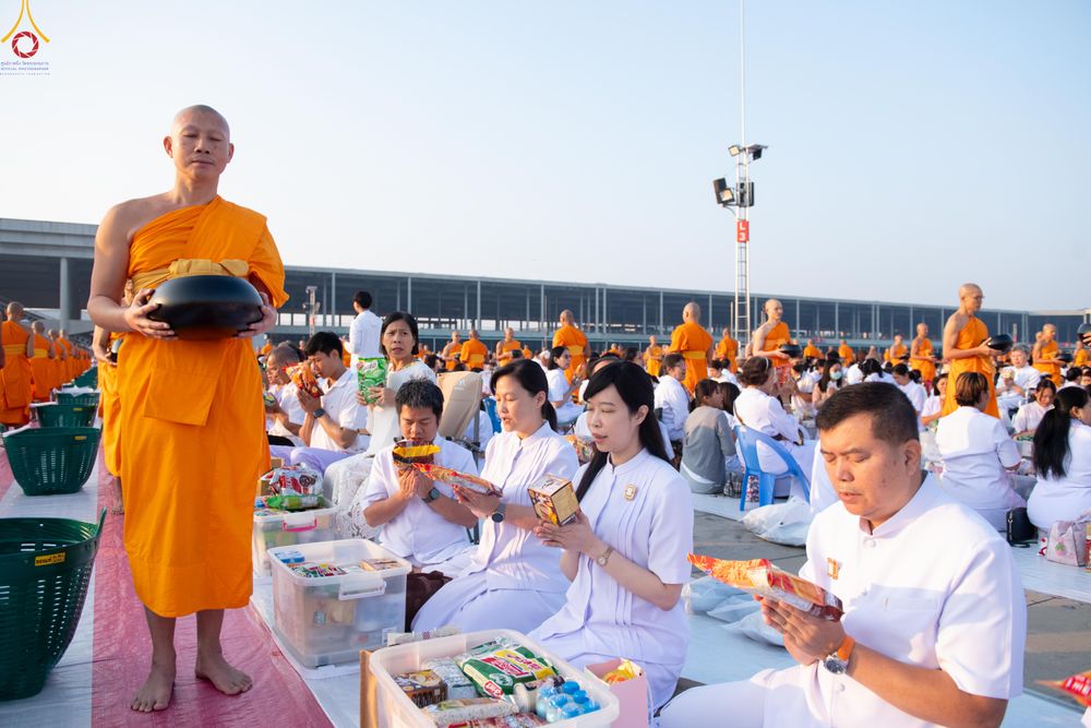 ภาพ No.279845:วันที่ 1 มกราคม พ.ศ.2569 พิธีตักบาตรในวันขึ้นปีใหม่ ณ ลานธรรม วัดพระธรรมกาย