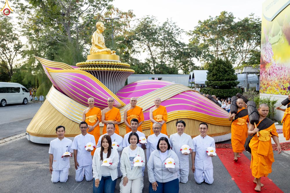 ภาพ No.296315:ภาพเบื้องหลังอาสาสมัครรวมใจ ชุดที่ 2 ในโครงการธรรมยาตรา กตัญญูบูชา มหาปูชนียาจารย์ พระมงคลเทพมุนี(สด จนฺทสโร) พระผู้ปราบมาร อนุสรณ์สถาน 7 แห่ง ปีที่ 14