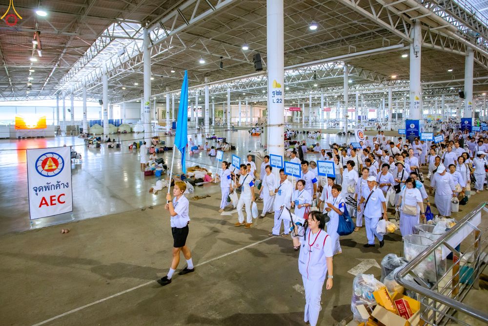 ภาพ No.324399:วันที่ 22 เมษายน พ.ศ.2569 (วันคุ้มครองโลก) งานถวายมหาสังฆทาน 40,000 กว่าวัดทั่วประเทศ บรรยากาศพระสังฆาธิการและสาธุชน  เดินทางเข้าลานธรรม วัดพระธรรมกาย
