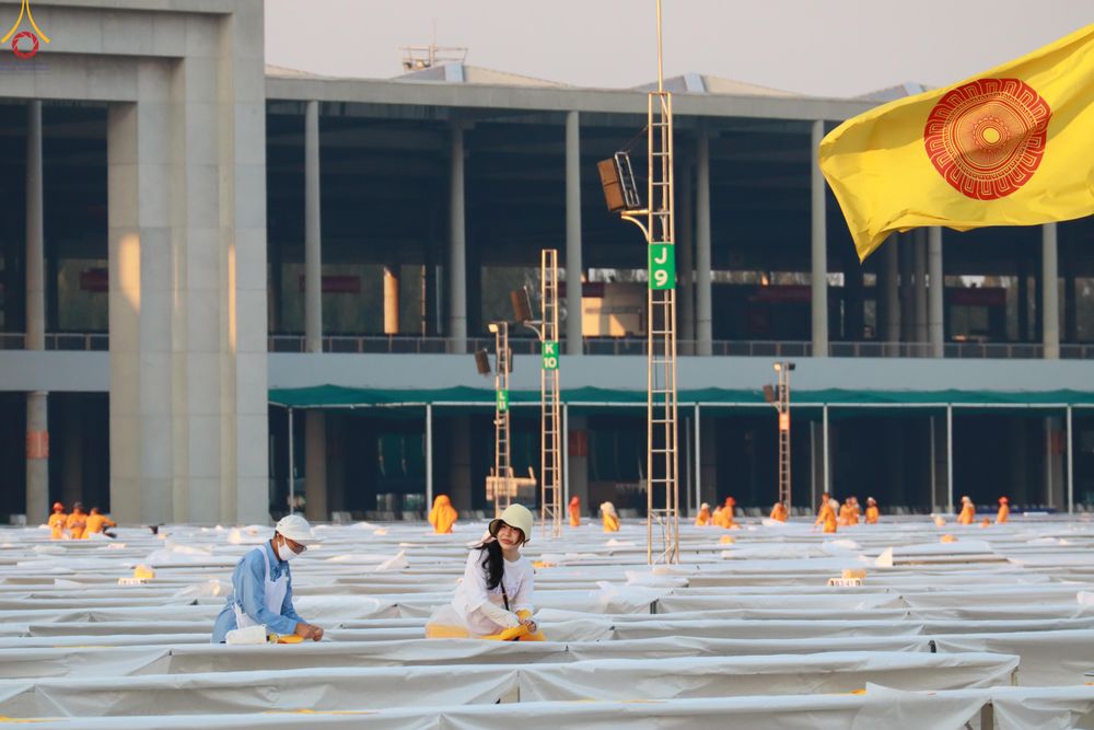 ภาพ No.321928:วันที่ 11-12 เมษายน พ.ศ.2569 การเตรียมงาน มัดถุงน้ำ , ผูกผ้าระบาย , เตรียมจุดฉันภัตตาหาร เพื่องานถวายมหาสังฆทาน 40,000 กว่าวัดทั่วประเทศ วันคุ้มครองโลก 22 เมษายน พ.ศ.2569 วัดพระธรรมกาย