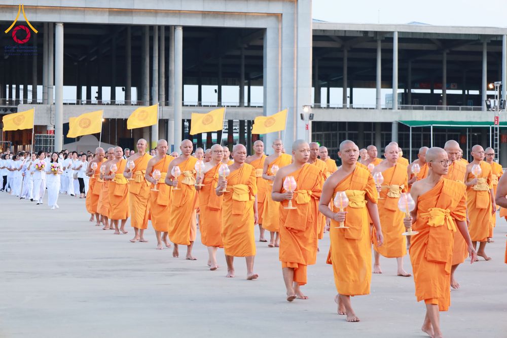 ภาพ No.286706:วันอาสาฬหบูชา วันพฤหัสบดีที่ 10 กรกฏาคม พ.ศ.2568  พิธีเวียนประทักษิณรอบพระมหาธรรมกายเจดีย์ , พิธีฉลองชัยสวดมนต์บทธัมมจักกัปปวัตตนสูตร ครบ 7,520,000,000 จบ ณ มหารัตนวิหารคด วัดพระธรรมกาย