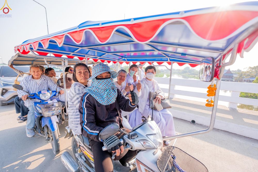 ภาพ No.294553:วันที่ 14 มกราคม พ.ศ. 2569 พิธีตักบาตรพระธรรมยาตรา ณ วัดสองพี่น้อง ต.ต้นตาล อ.สองพี่น้อง จ.สุพรรณบุรี ในโครงการธรรมยาตรา กตัญญูบูชา มหาปูชนียาจารย์ พระมงคลเทพมุนี(สด จนฺทสโร) พระผู้ปราบมาร อนุสรณ์สถาน 7 แห่ง ปีที่ 14