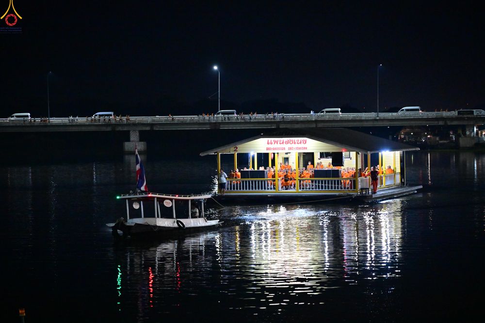 ภาพ No.284279:วันเสาร์ที่ 20 ธันวาคม พ.ศ.2568  พิธีตักบาตรพระ 10,000 รูป เนื่องในโอกาส 194 ปี จังหวัดกาญจนบุรี และอุทิศส่วนกุศลให้แด่บรรพชนทั้งหลาย บริเวณถนนสองแคว (Skywalk) เมืองกาญจนบุรี