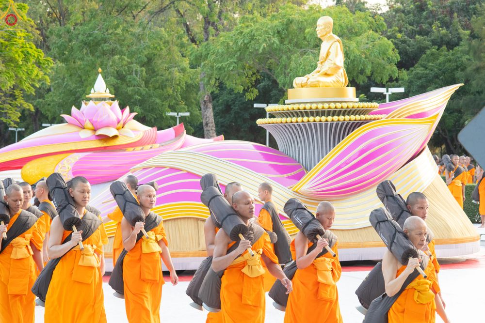 ภาพ No.281684:วันที่ 24 ธันวาคม พ.ศ.2568 พระธรรมยาตรา ปฏิบัติธรรม และถ่ายภาพหมู่ประวัติศาสตร์ ณ ลานหน้ามหาวิหารพระมงคลเทพมุนีฯ วัดพระธรรมกาย