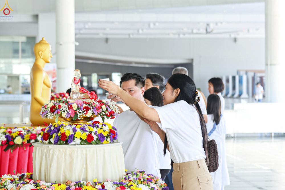 ภาพ No.322258:วันที่ 13 เมษายน พ.ศ.2569 สาธุชนสรงน้ำพระ เนื่องในวันสงกรานต์ ณ หอฉันคุณยายอาจารย์ วัดพระธรรมกาย