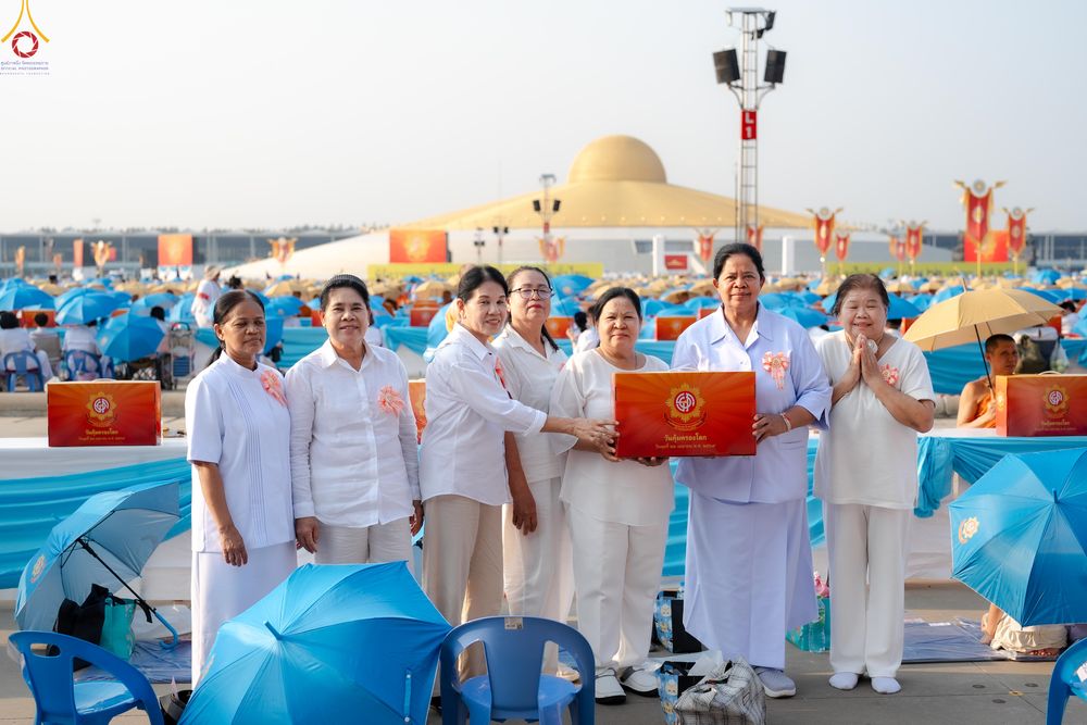 ภาพ No.324598:วันที่ 22 เมษายน พ.ศ.2569 (วันคุ้มครองโลก) บรรยากาศสาธุชน ในงานถวายมหาสังฆทาน 40,000 กว่าวัดทั่วประเทศ ณ ลานธรรม วัดพระธรรมกาย