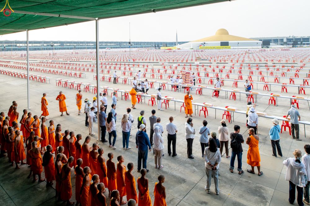 ภาพ No.322532:วันที่ 17 เมษายน พ.ศ.2569 การเรียงกล่องไทยธรรม เรียงน้ำดื่ม เรียงร่ม ณ ลานธรรมพระมหาธรรมกายเจดีย์ เพื่องานถวายมหาสังฆทาน 40,000 กว่าวัดทั่วประเทศ วันคุ้มครองโลก 22 เมษายน พ.ศ.2569 วัดพระธรรมกาย