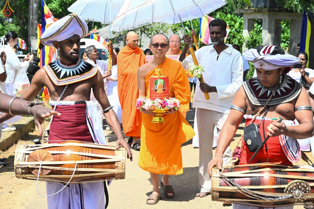 ภาพ No.284303:วันที่ 28 ตุลาคม พ.ศ.2568 กฐินสมทบต่างประเทศ โดยคณะศิษยานุศิษย์ บูชาธรรม 81 ปี หลวงพ่อธัมมชโย ณ วัดศรีสุคตาราม บาลังโกด้า ศรีลังกา