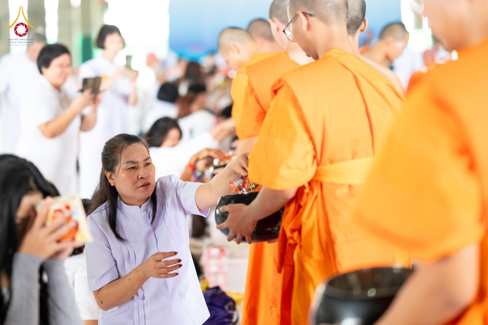ภาพ No.336106:วันที่ 20 มิถุนายน พ.ศ. 2569 พิธีตักบาตรฉลองพระใหม่ โครงการอุปสมบทธรรมทายาทอุดมศึกษา รุ่นที่ 53