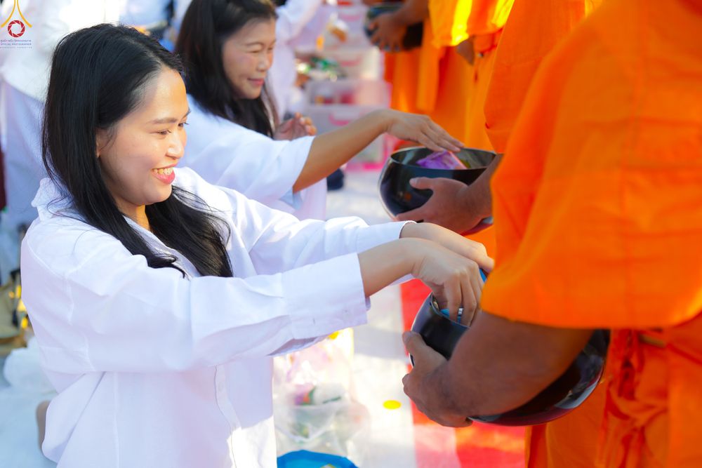 ภาพ No.292465:วันที่ 11 มกราคม พ.ศ. 2569 พิธีตักบาตรพระธรรมยาตรา ณ อนุสรณ์สถานคลองบางนางแท่น อ.สามพราน จ.นครปฐม ในโครงการธรรมยาตรา กตัญญูบูชา มหาปูชนียาจารย์ พระมงคลเทพมุนี(สด จนฺทสโร) พระผู้ปราบมาร อนุสรณ์สถาน 7 แห่ง ปีที่ 14