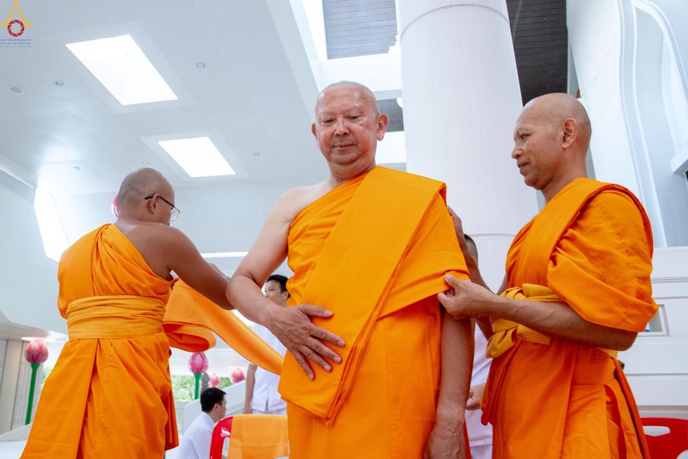 ภาพ No.330771:วันวิสาขบูชา อาทิตย์ที่ 31 พฤษภาคม พ.ศ.2569 พิธีบรรพชาสามเณรอุบาสก 11 ท่าน , พิธีถวายบาตรผ้าไตร และจตุปัจจัยไทยธรรม แด่สามเณร , พิธีอุปสมบทอุทิศชีวิต , พิธีกล่าวคำกัปปิยภัณฑ์  ณ อุโบสถพระไตรปิฎก วัดพระธรรมกาย จังหวัดปทุมธานี