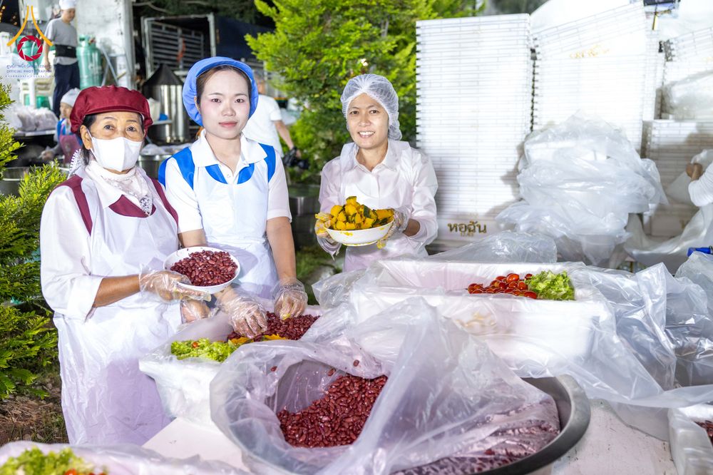 ภาพ No.288176:วันที่ 5 มกราคม พ.ศ. 2569 พิธีถวายภัตตาหารเป็นสังฆทาน แด่พระธรรมยาตรา ในโครงการธรรมยาตรา กตัญญูบูชา มหาปูชนียาจารย์ พระมงคลเทพมุนี(สด จนฺทสโร) พระผู้ปราบมาร อนุสรณ์สถาน 7 แห่ง ปีที่ 14 ณ อนุสรณ์สถานมหาวิหารพระมงคลเทพมุนี (โลตัสแลนด์) อ.สองพี่น้อง จ.สุพรร