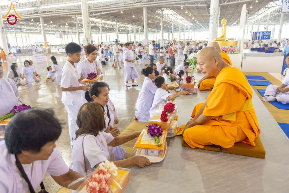 ภาพ No.256943:วันที่ 5 ตุลาคม พ.ศ. 2568 พิธีตักบาตร ข้าวสารอาหารแห้ง ณ บ้านแก้วเรือนทองคุณยายฯ สภาธรรมกายสากล วัดพระธรรมกาย