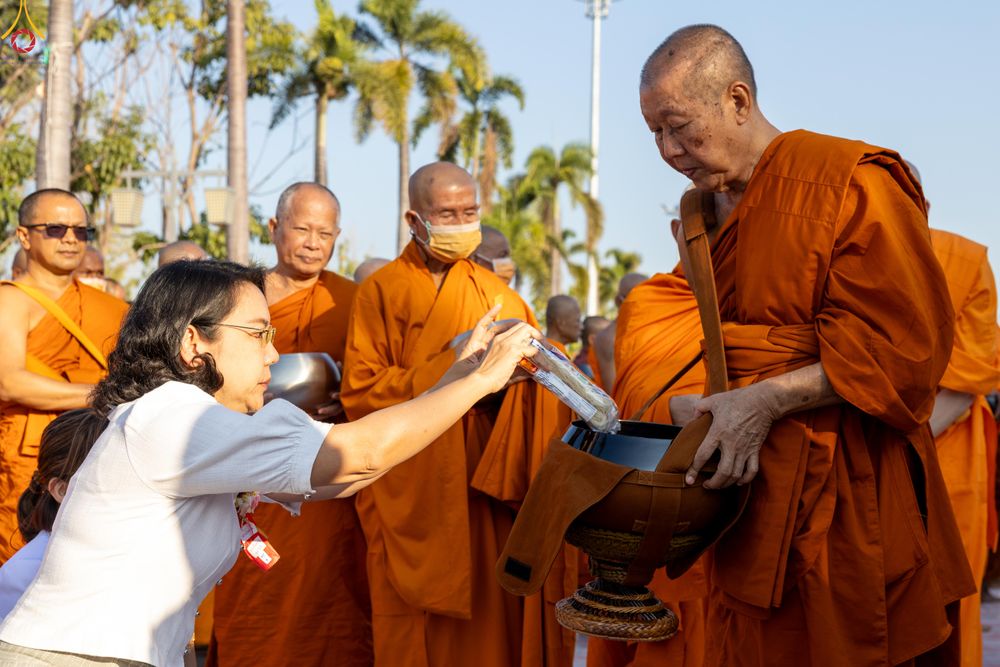 ภาพ No.282699:วันเสาร์ที่ 20 ธันวาคม พ.ศ.2568 พิธีตักบาตรพระ 10,000 รูป (ชุด 2) เนื่องในโอกาส 194 ปี จังหวัดกาญจนบุรี และอุทิศส่วนกุศลให้แด่บรรพชนทั้งหลาย บริเวณถนนสองแคว (Skywalk) เมืองกาญจนบุรี