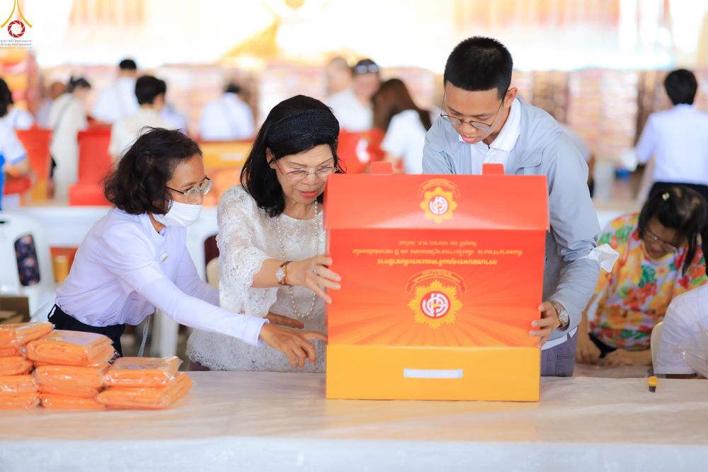 ภาพ No.322002:วันที่ 12 -13 เมษายน พ.ศ.2569 การเตรียมกล่องไทยธรรม + การขนย้ายเก้าอี้ เพื่องานถวายมหาสังฆทาน 40,000 กว่าวัดทั่วประเทศ วันคุ้มครองโลก 22 เมษายน พ.ศ.2569 วัดพระธรรมกาย