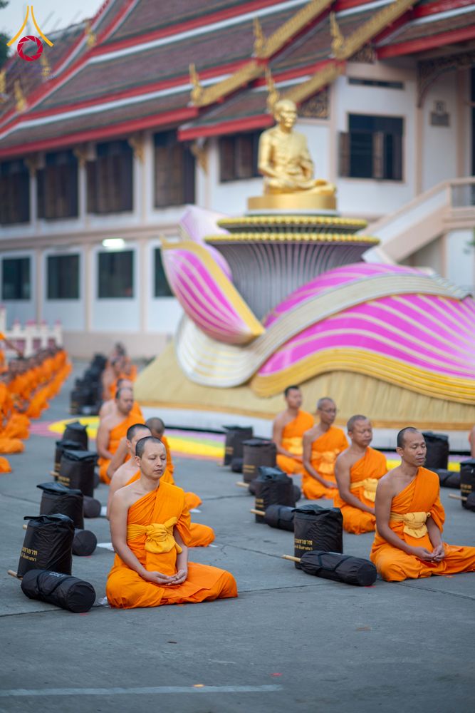 ภาพ No.297293:วันที่ 15 มกราคม พ.ศ.2569 พระธรรมยาตราปฏิบัติธรรมและถ่ายภาพหมู่ประวัติศาสตร์ อนุสรณ์สถานลำดับที่ 4 สถานที่เกิดด้วยกายธรรม  ณ วัดโบสถ์บน ต.บางคูเวียง จ.นนทบุรี ในโครงการธรรมยาตรา กตัญญูบูชา มหาปูชนียาจารย์ พระมงคลเทพมุนี(สด จนฺทสโร) พระผู้ปราบมาร อนุสรณ์ส