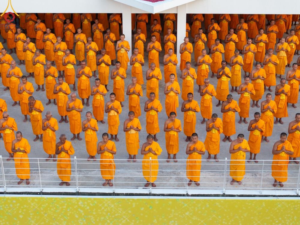 ภาพ No.201298:พระธรรมยาตราปฏิบัติธรรม และถ่ายภาพหมู่ประวัติศาสตร์ ณ อาคารธรรมยาตรา กตัญญูบูชามหาปูชนียาจารย์  ตรงข้ามวัดปากน้ำภาษีเจริญ จ.กรุงเทพมหานคร ในโครงการธรรมยาตรา กตัญญูบูชา มหาปูชนียาจารย์ พระมงคลเทพมุนี(สด จนฺทสโร) พระผู้ปราบมาร อนุสรณ์สถาน 7 แห่ง ปีที่ 13