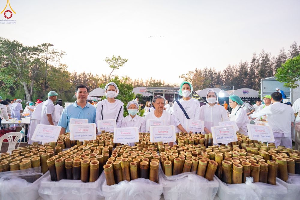 ภาพ No.190463:สาธุชนถวายภัตตาหารเป็นสังฆทาน แด่พระธรรมยาตรา ณ อนุสรณ์สถานมหาวิหารพระมงคลเทพมุนี (โลตัสแลนด์) อ.สองพี่น้อง จ.สุพรรณบุรี ในโครงการธรรมยาตรา กตัญญูบูชา มหาปูชนียาจารย์ พระมงคลเทพมุนี(สด จนฺทสโร) พระผู้ปราบมาร แห่ง ปีที่ 13 วันที่ 7 มกราคม พ.ศ.2568