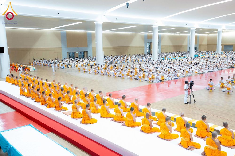 ภาพ No.270600:วันอาทิตย์ที่ 16 พฤศจิกายน พ.ศ. 2568 ถวายกองทุนโครงการอุปสมบทหมู่ 3,000 รูปทั่วไทย  รุ่นบูชาธรรมมหาปูชนียาจารย์ ณ ห้องแก้วสารพัดนึก 2 สภาธรรมกายสากล วัดพระธรรมกาย