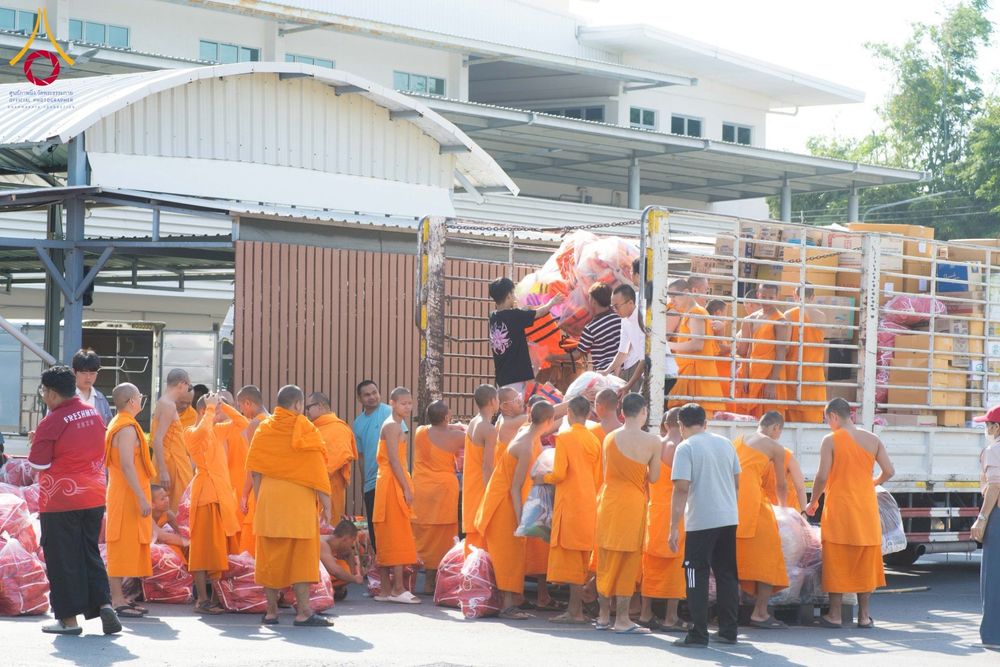 ภาพ No.273673:วันที่ 27 พฤศจิกายน พ.ศ. 2568 คณะศิษยานุศิษย์วัดพระธรรมกาย มูลนิธิธรรมกาย มอบอาหารและสิ่งของความช่วยเหลือให้พี่น้องชาวใต้ ผู้ประสบอุทกภัยน้ำท่วม