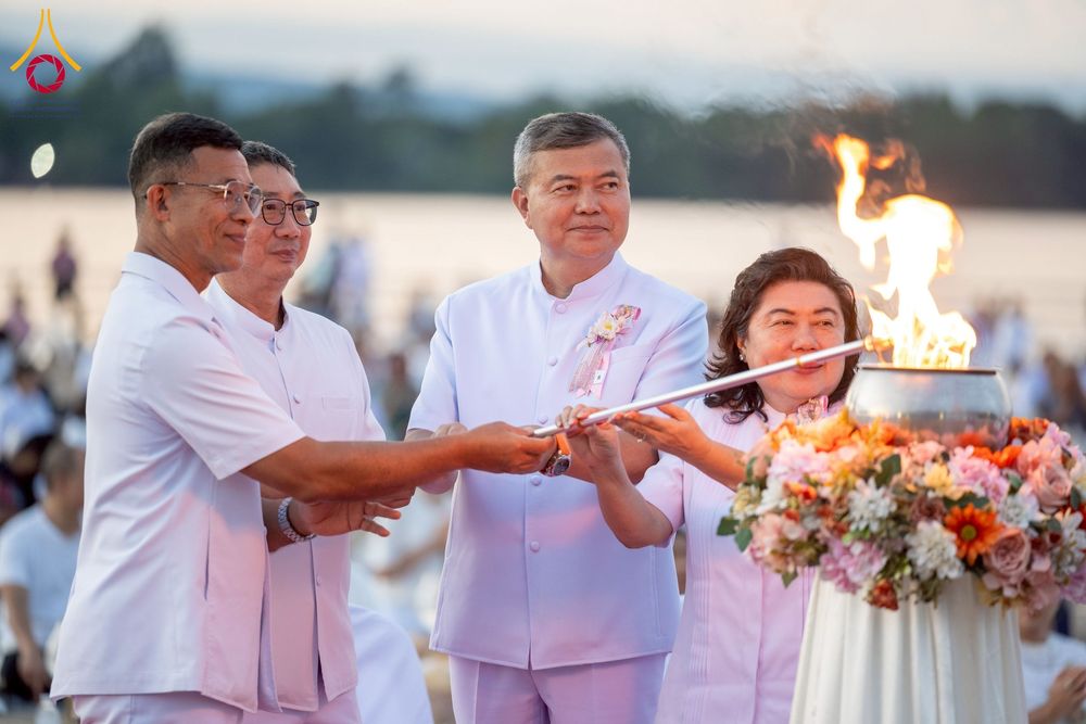 ภาพ No.250446:วันอังคารที่ 7 ตุลาคม พ.ศ. 2568 พิธีจุดประทีปบูชาพระรัตนตรัย ณ ลานธรรมปทุมรัตน์ธรรมเจดีย์ พุทธอุทยานนานาชาติ อ.โพนพิสัย จ.หนองคาย