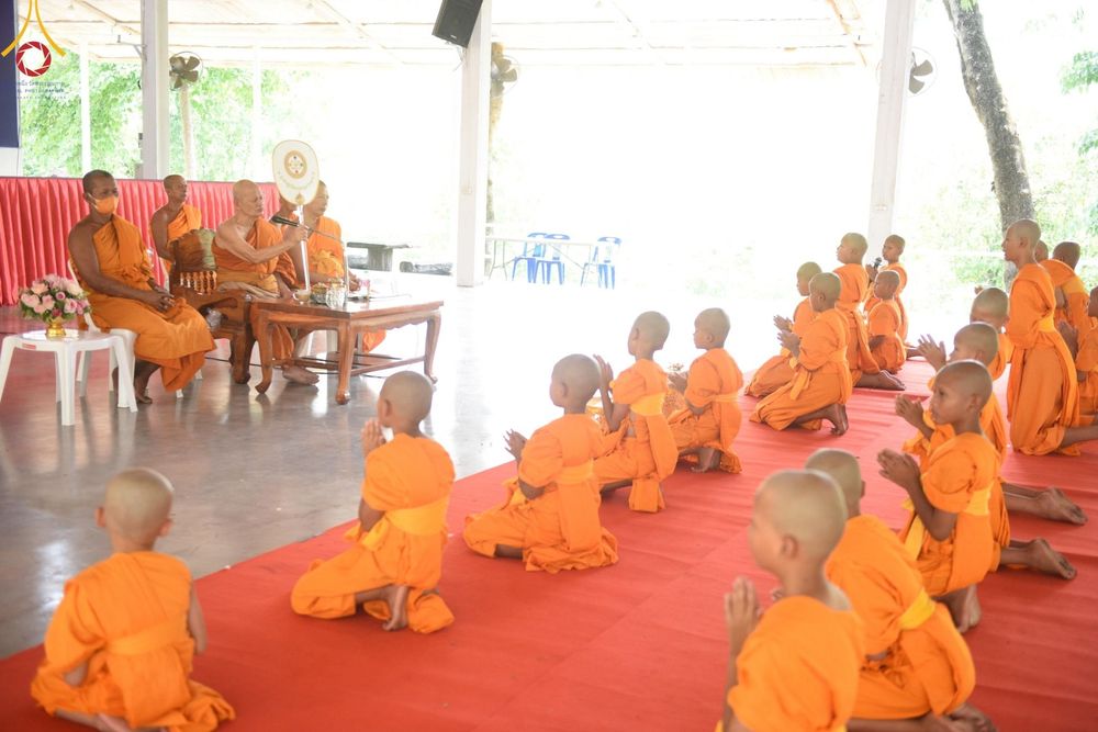ภาพ No.135218:พิธีตัดปอยผม, พิธีขอขมารับผ้าไตร, พิธีบรรพชา, พิธีถวายบาตร ในโครงการบรรพชาสามเณร ฟื้นฟูพระพุทธศาสนาทั่วไทย  ณ ศูนย์ปฏิบัติธรรมบุญประสาน ต.พญาเย็น อ.ปากช่อง จ.นครราชสีมา วันที่ 5 เมษายน พ.ศ. 2567