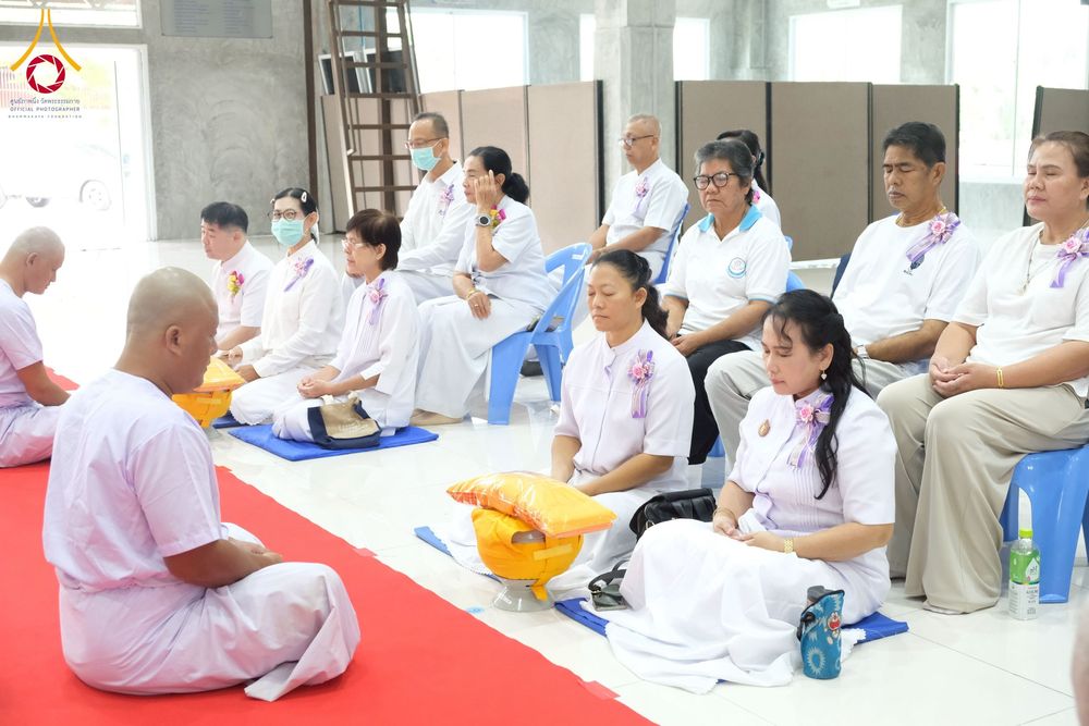 ภาพ No.277926:พิธีตัดปอยผมและปลงผมนาคธรรมทายาท พิธีขอขมาผู้ปกครอง ณ ศูนย์อบรมเยาวชนนครปฐม จ.นครปฐม และพิธีมอบบาตร ผ้าไตร นาคธรรมทายาท พิธีบรรพชา อุปสมบทหมู่ ณ วัดลาดหญ้าไทร จ.นครปฐม