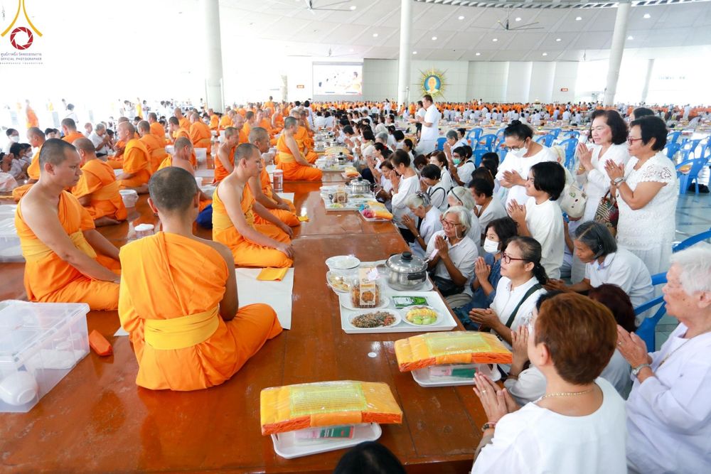 ภาพ No.174641:พิธีถวายภัตตาหารเมนูสวรรค์ เพื่อการบรรลุธรรม ณ หอฉันคุณยายอาจารย์ฯ วัดพระธรรมกาย วันที่ 23 พฤศจิกายน พ.ศ. 2567