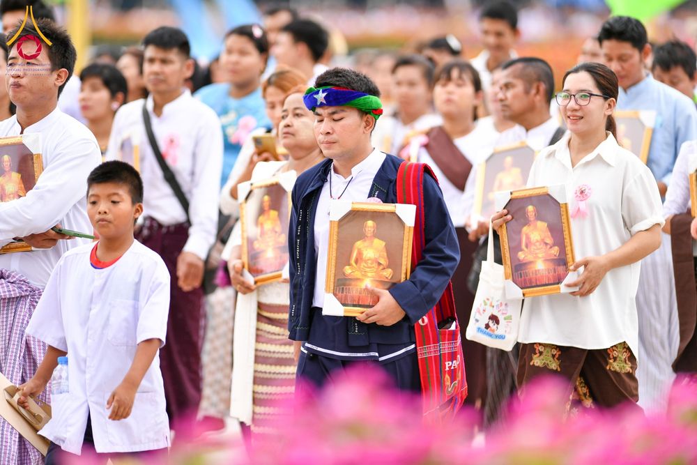 ภาพ No.143673:พิธีถวายผ้าไตร, สวดธรรมจักร, ปฏิบัติธรรม และฟังแสดงพระธรรมเทศนา ภาษาเมียนมา โดยมีสาธุชนชาวเมียนมากว่า 4,000 คน เข้าร่วมพิธี ณ มหารัตนวิหารคด วัดพระธรรมกาย วันอาทิตย์ที่ 7 กรกฎาคม พ.ศ. 2567