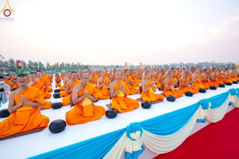 ภาพ No.201024:พิธีตักบาตรพระธรรมยาตรา ณ อนุสรณ์สถานลำดับที่ 5 สถานที่เผยแผ่วิชชาธรรมกายครั้งแรก อนุสรณ์สถานบางปลา วัดบางปลา อำเภอบางเลน จังหวัดนครปฐม ในโครงการธรรมยาตรา กตัญญูบูชา มหาปูชนียาจารย์ พระมงคลเทพมุนี(สด จนฺทสโร) พระผู้ปราบมาร อนุสรณ์สถาน 7 แห่ง ปีที่ 13