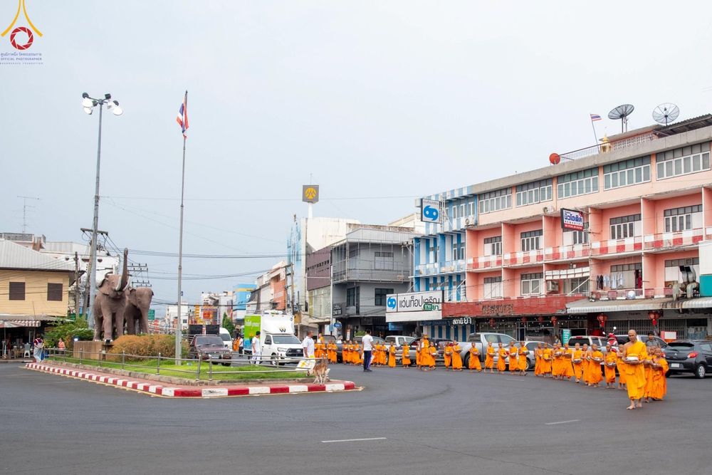 ภาพ No.62046:สามเณรจากศูนย์อบรมเยาวชนสุรินทร์ ออกบิณฑบาต รอบอำเภอเมือง จ.สุรินทร์ ในโครงการบรรพชาสามเณร ฟื้นฟูพระพุทธศาสนาทั่วไทย วันที่ 9 เมษายน พ.ศ. 2567