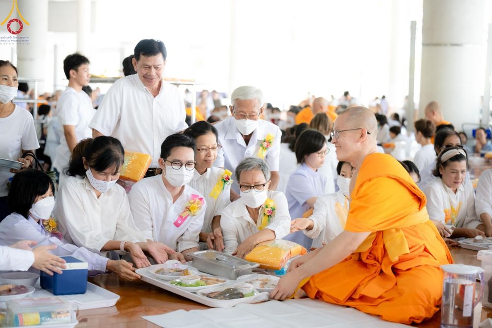 ภาพ No.142058:พิธีบุพเปตพลี ครั้งที่ 152 ร่วมอุทิศบุญแด่หมู่ญาติที่ล่วงลับไปแล้ว และสืบทอดอายุพระพุทธศาสนา วันศุกร์ที่ 21 มิถุนายน พ.ศ. 2567 วันพระขึ้น 15 ค่ำ เดือน 7 ณ หอฉันคุณยายอาจารย์ วัดพระธรรมกาย