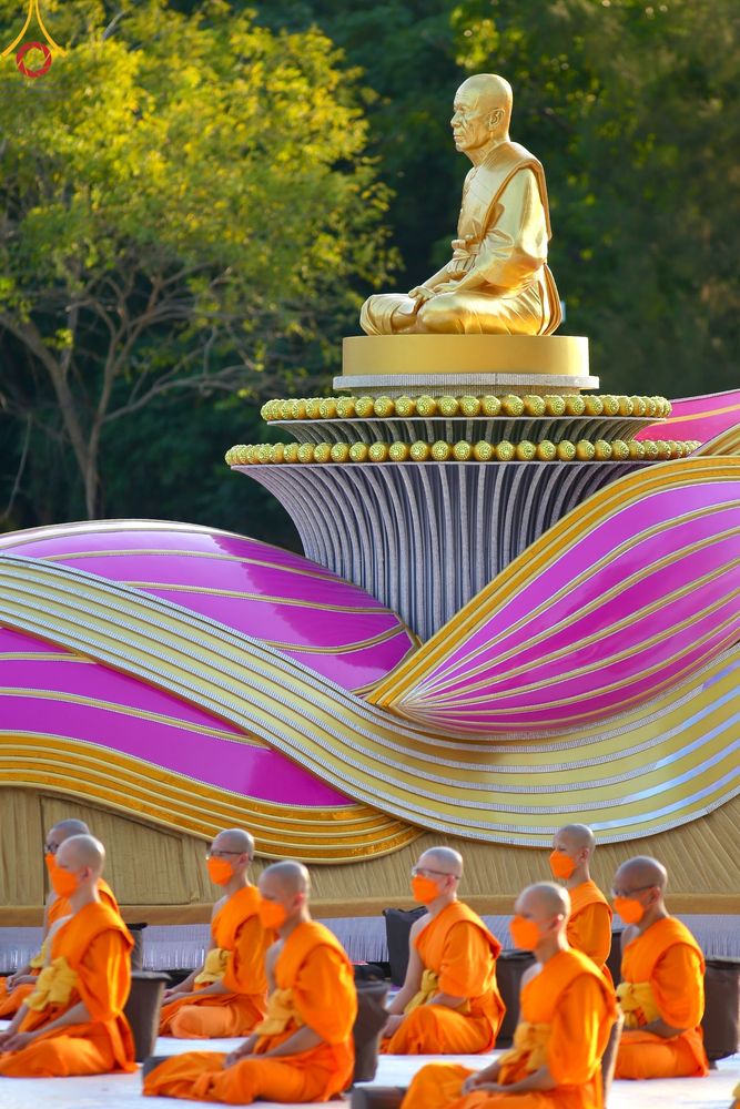 ภาพ No.104390:พระธรรมยาตราร่วมปฏิบัติธรรม และถ่ายภาพหมู่ประวัติศาสตร์ หน้ามหาวิหารพระมงคลเทพมุนี วันที่ 27 ธันวาคม พ.ศ. 2566