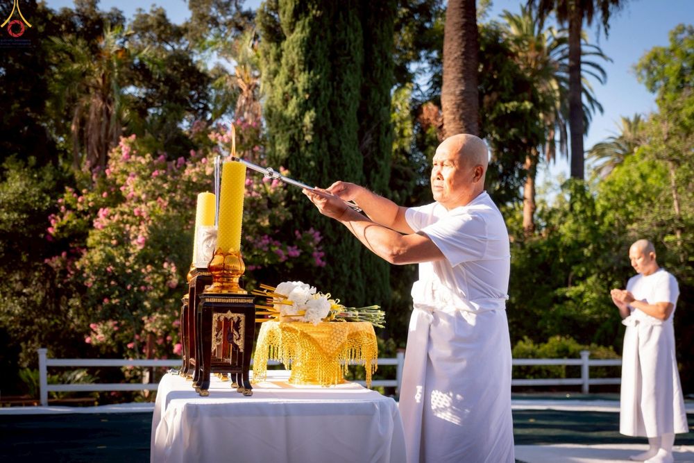 ภาพ No.252234:วันที่ 4-5 ตุลาคม พ.ศ. 2568  วัดพระธรรมกายแคลิฟอร์เนีย ประเทศสหรัฐอเมริกา ได้จัดพิธีตัดปอยผม โดยคณะสงฆ์ ญาติ ๆ และสาธุชน ให้กับนาคธรรมทายาท 8 ท่าน และได้จัดพิธีบรรพชา-อุปสมบท ฉลองพิธีทอดกฐินบรมจักรพรรดิ สร้างอุโบสถ 82 ปี บูชาธรรมหลวงพ่อธัมมชโย