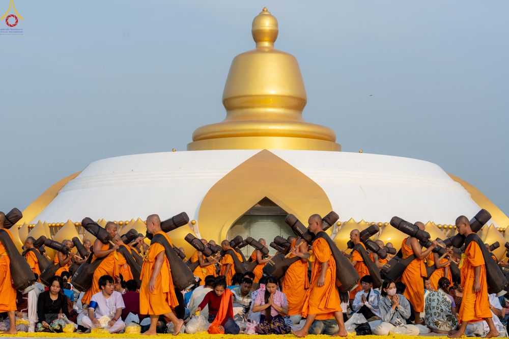 ภาพ No.299595:วันที่ 18 มกราคม พ.ศ. 2569 พิธีต้อนรับพระธรรมยาตรา (ภาพชุดที่ 2) ณ อนุสรณ์สถานลำดับที่ 5  สถานที่เผยแผ่วิชชาธรรมกายครั้งแรก อนุสรณ์สถานบางปลา วัดบางปลา อำเภอบางเลน จังหวัดนครปฐม ในโครงการธรรมยาตรา กตัญญูบูชา มหาปูชนียาจารย์ พระมงคลเทพมุนี(สด จนฺทสโร) พระ